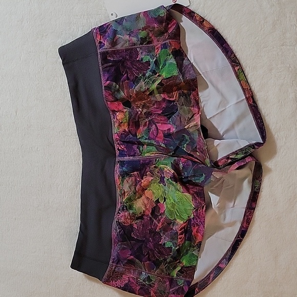 LULULEMON 2'5" LINED SHORT SIZE 8 - Picture 6 of 13